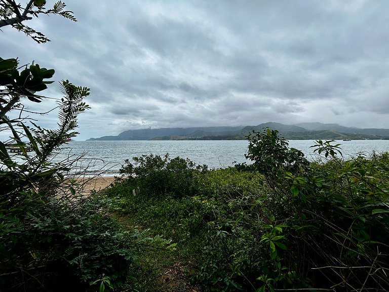 Casa em condomínio pé na areia com área gourmet