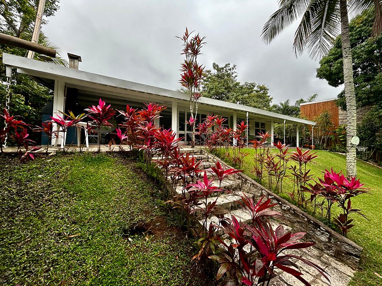 Casa em condomínio pé na areia com área gourmet
