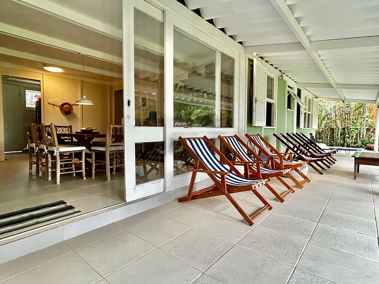 Casa em condomínio pé na areia com área gourmet