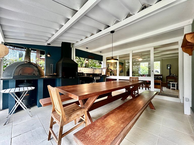 Casa em condomínio pé na areia com área gourmet