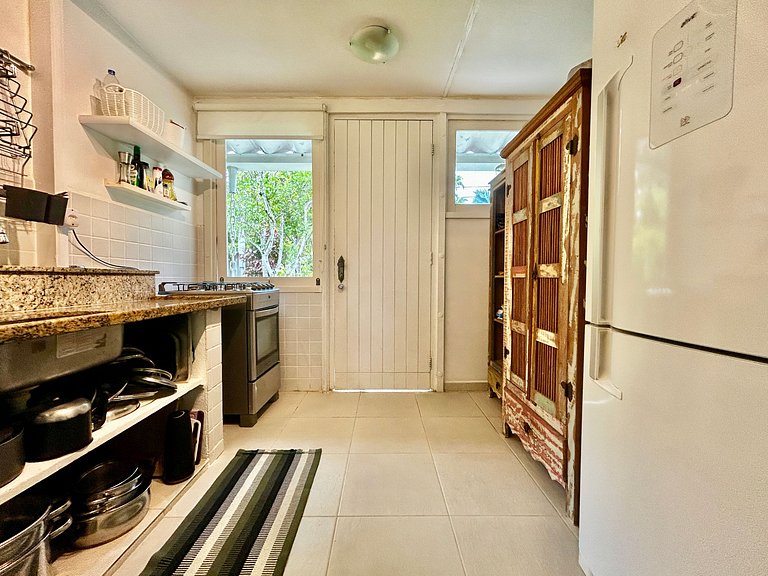 Casa em condomínio pé na areia com área gourmet