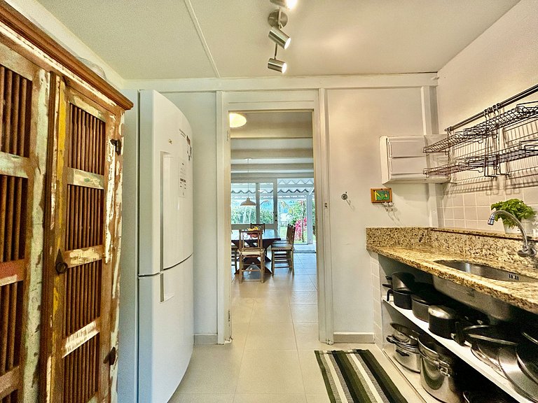 Casa em condomínio pé na areia com área gourmet