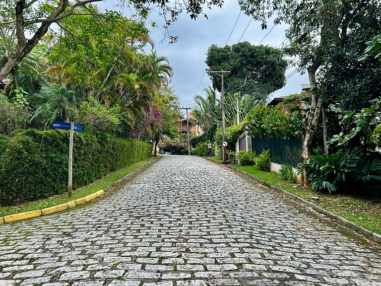 Casa em condomínio pé na areia com área gourmet