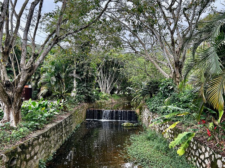 Casa em condomínio pé na areia com área gourmet