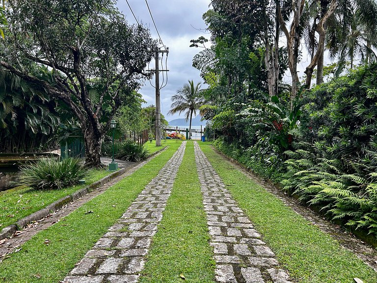 Casa em condomínio pé na areia com área gourmet