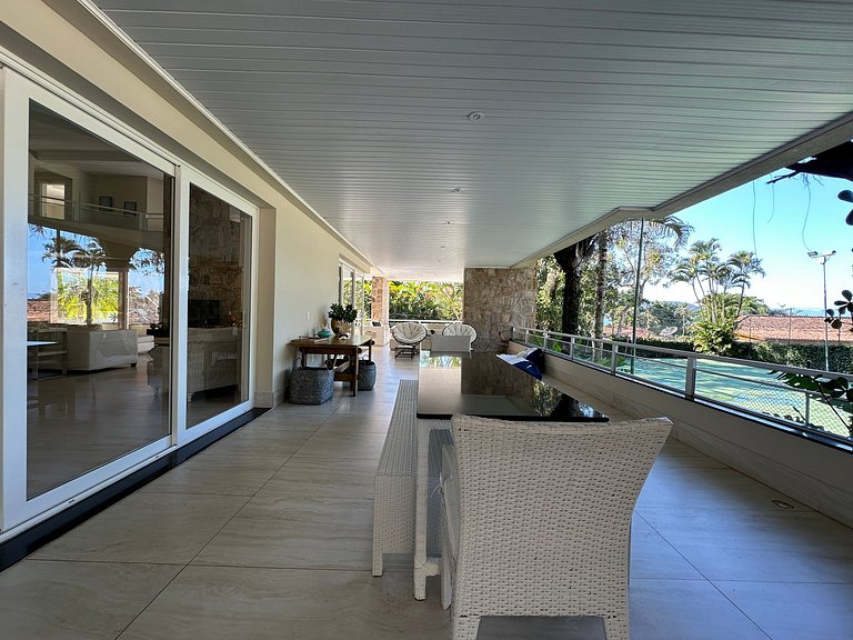 Casa contemporênea a 30m da praia da Feiticeira