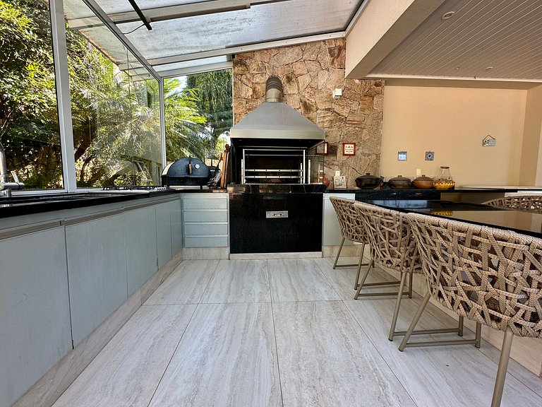 Casa contemporênea a 30m da praia da Feiticeira