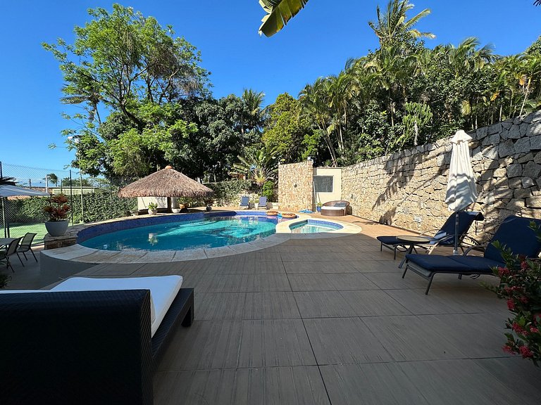 Casa contemporênea a 30m da praia da Feiticeira