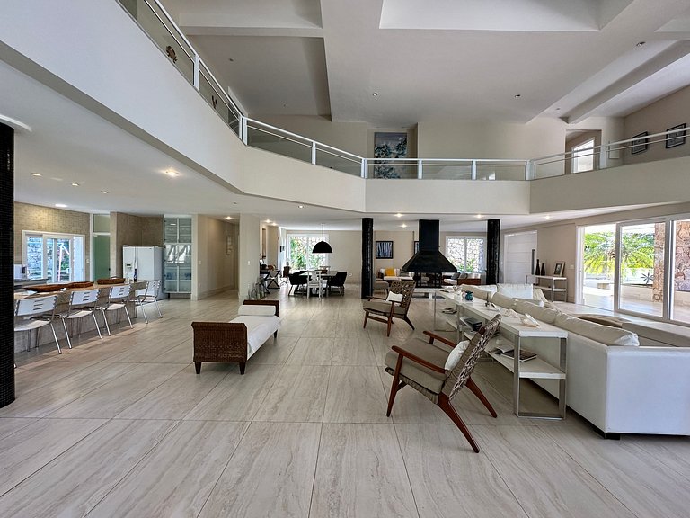 Casa contemporênea a 30m da praia da Feiticeira