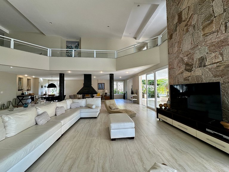 Casa contemporênea a 30m da praia da Feiticeira