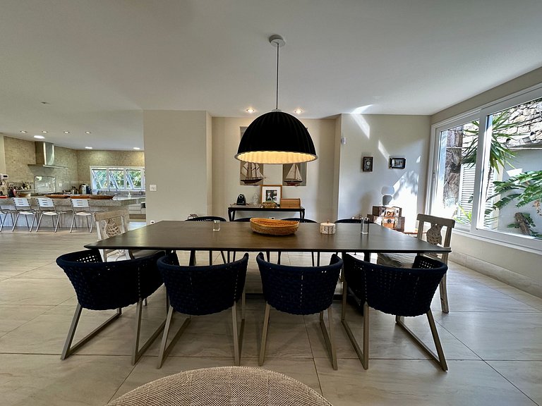 Casa contemporênea a 30m da praia da Feiticeira