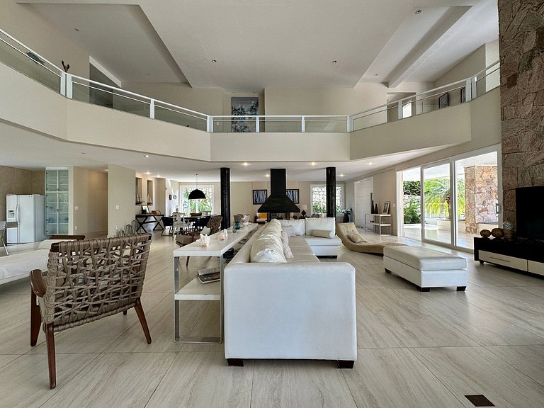 Casa contemporênea a 30m da praia da Feiticeira