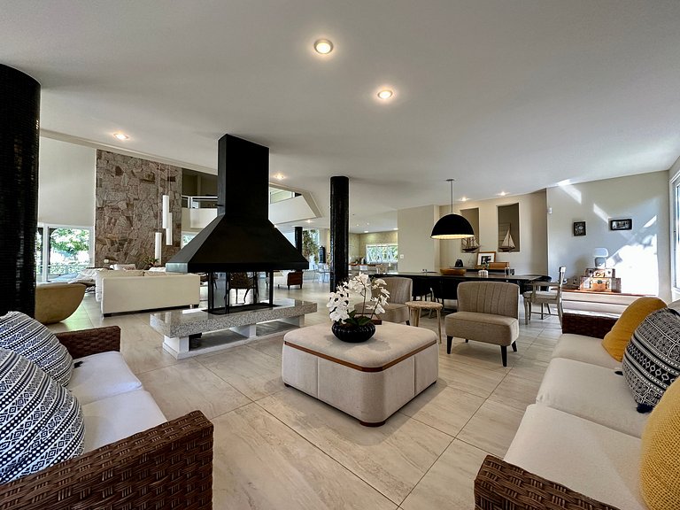 Luxuosa casa “porteira fechada” à venda – Feiticeira, Ilhabe