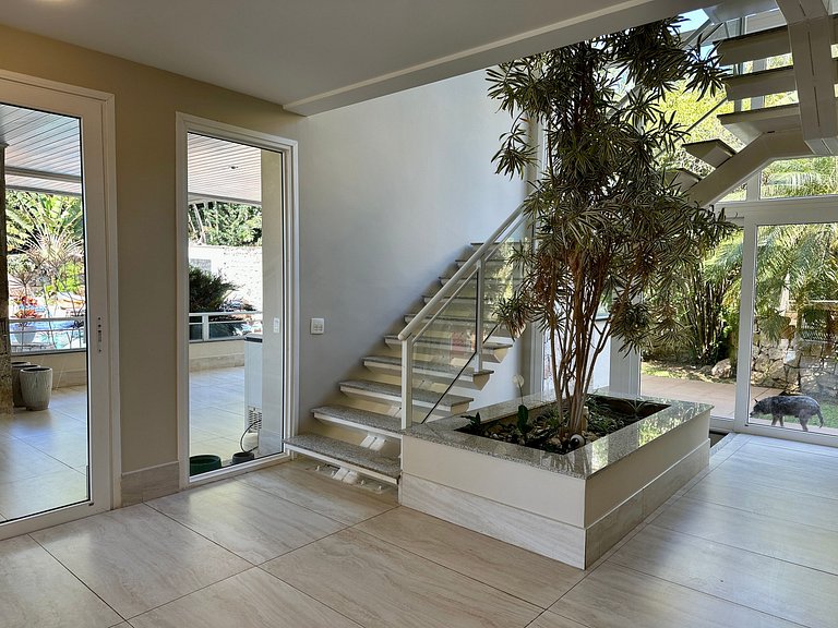 Casa contemporênea a 30m da praia da Feiticeira