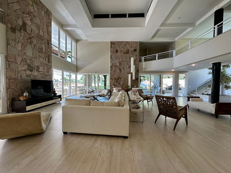 Casa contemporênea a 30m da praia da Feiticeira