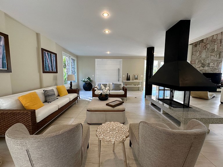 Luxuosa casa “porteira fechada” à venda – Feiticeira, Ilhabe