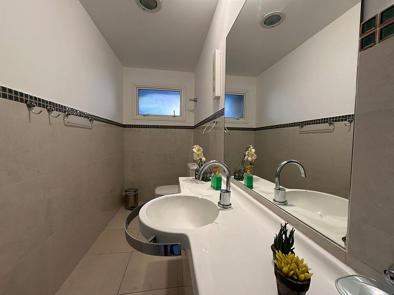 Casa contemporênea a 30m da praia da Feiticeira