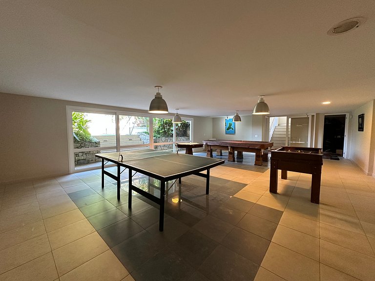 Casa contemporênea a 30m da praia da Feiticeira