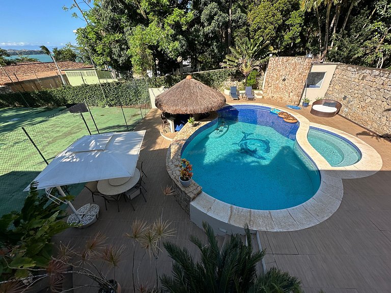 Casa contemporênea a 30m da praia da Feiticeira