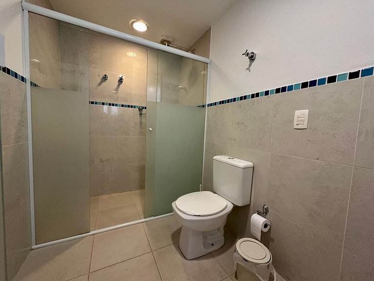 Casa contemporênea a 30m da praia da Feiticeira