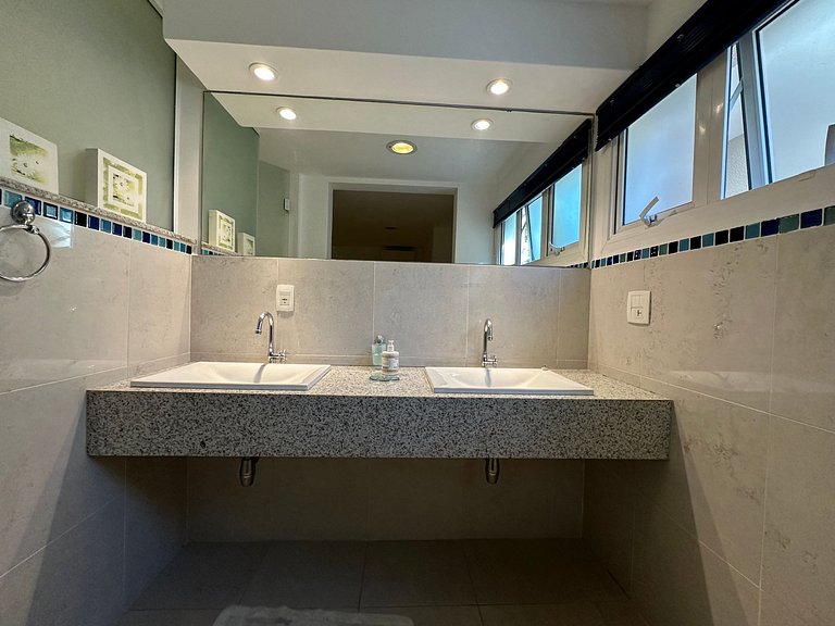 Casa contemporânea a 30m da praia da Feiticeira