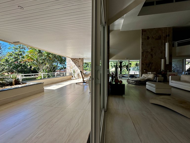 Casa contemporênea a 30m da praia da Feiticeira