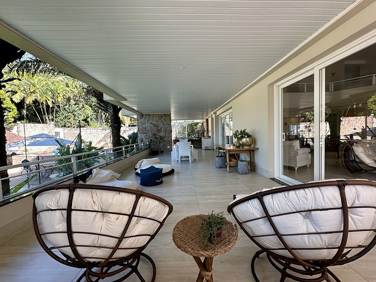 Casa contemporênea a 30m da praia da Feiticeira