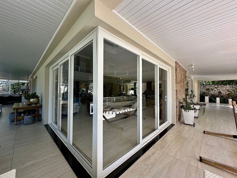 Luxuosa casa “porteira fechada” à venda – Feiticeira, Ilhabe