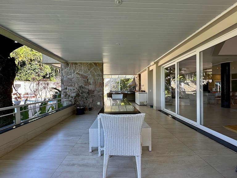 Casa contemporânea a 30m da praia da Feiticeira