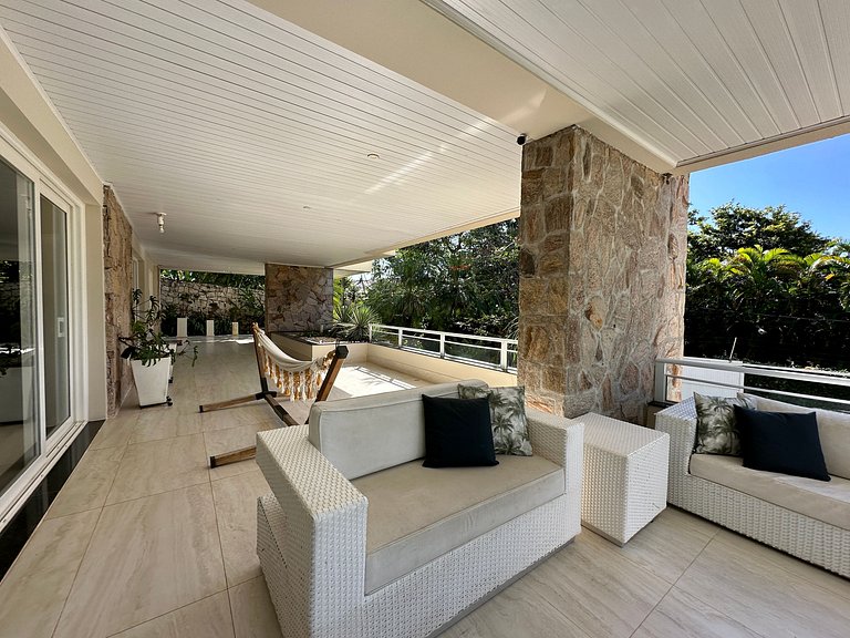 Casa contemporânea a 30m da praia da Feiticeira