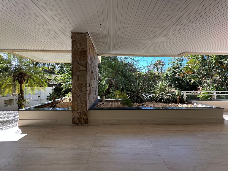 Casa contemporênea a 30m da praia da Feiticeira