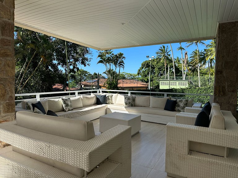 Casa contemporênea a 30m da praia da Feiticeira