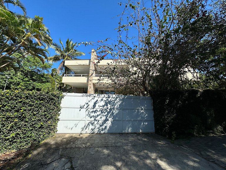 Casa contemporênea a 30m da praia da Feiticeira