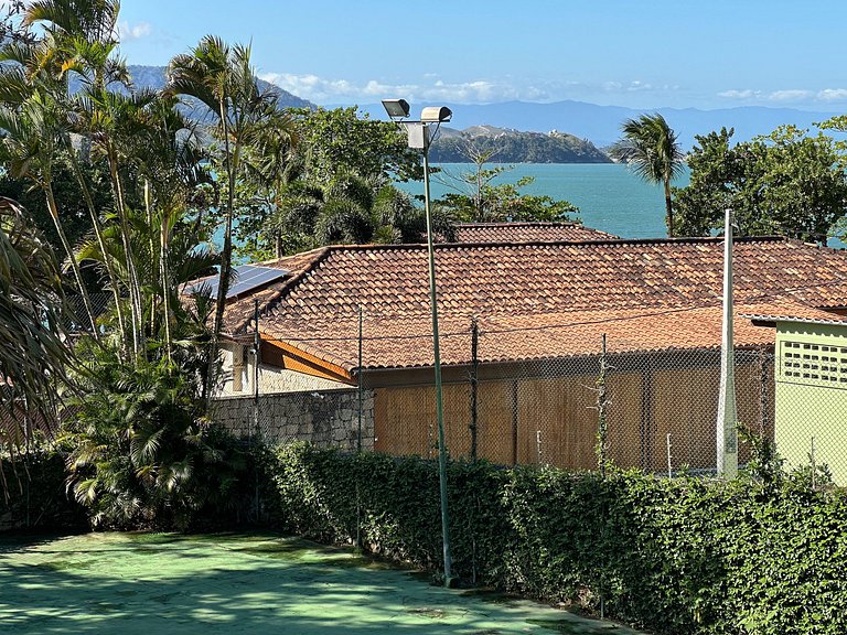 Casa contemporênea a 30m da praia da Feiticeira