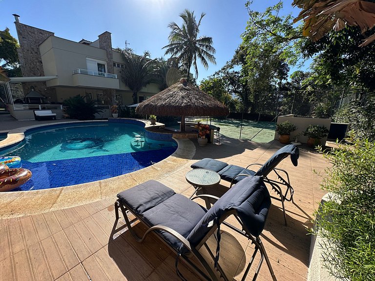 Casa contemporênea a 30m da praia da Feiticeira