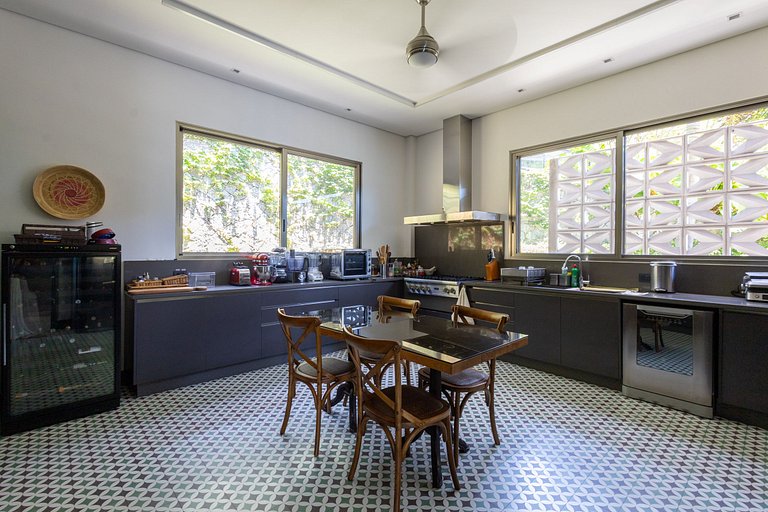 Casa contemporênea a 5 minutos do YTC Ilhabela