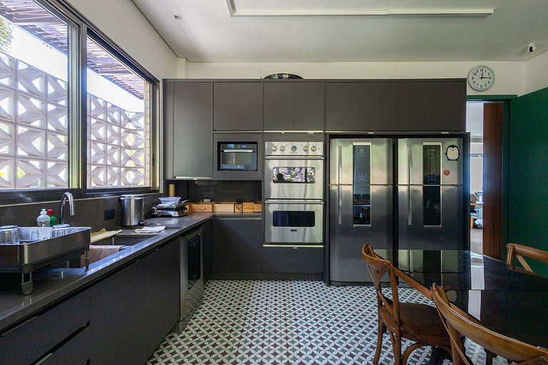 Casa contemporênea a 5 minutos do YTC Ilhabela