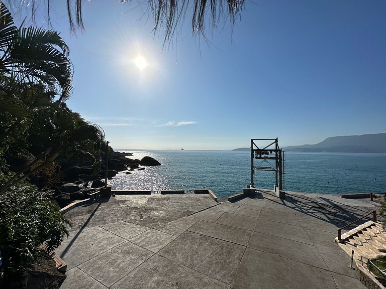 Um paraíso, com 3 terrenos, em condomínio à beira-mar na Pon