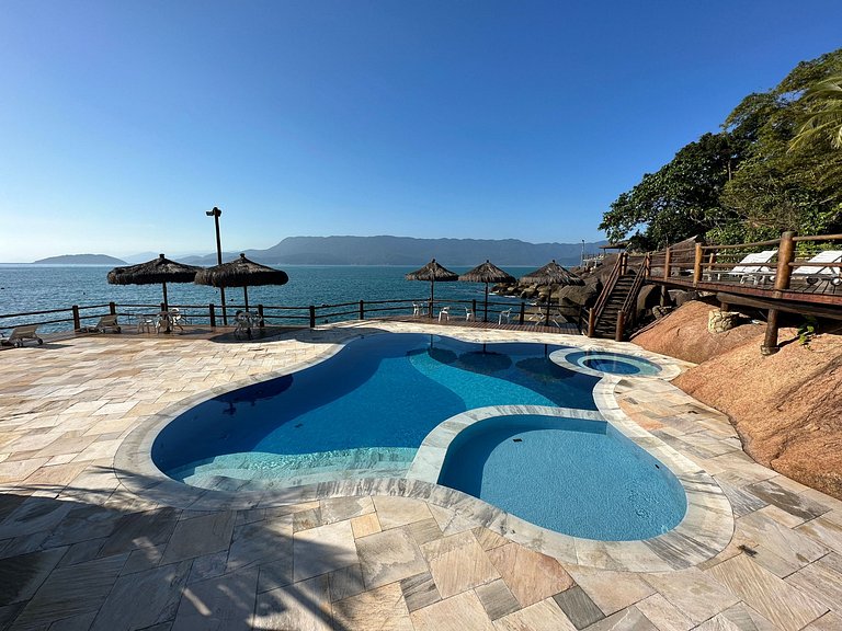 Um paraíso, com 3 terrenos, em condomínio à beira-mar na Pon