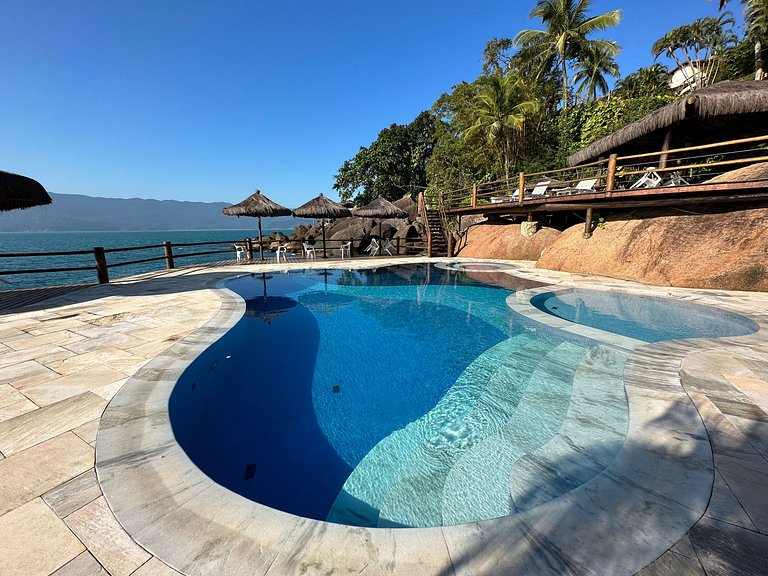 Um paraíso, com 3 terrenos, em condomínio à beira-mar na Pon