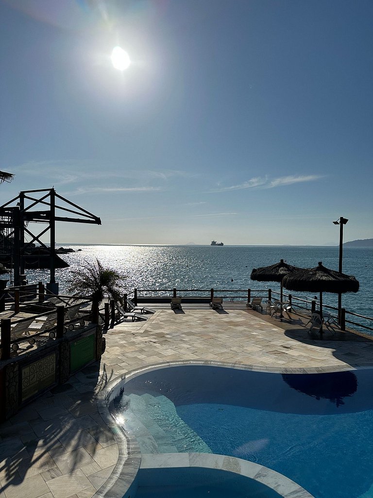 Um paraíso, com 3 terrenos, em condomínio à beira-mar na Pon