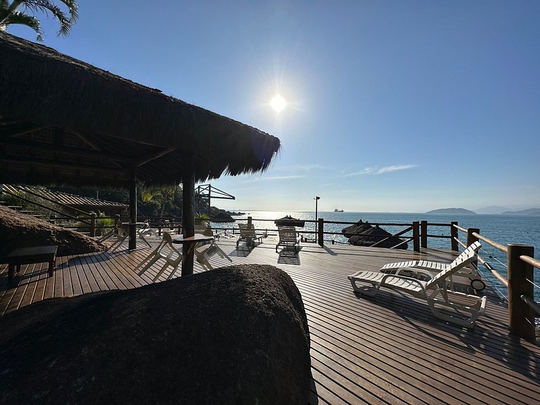 Um paraíso, com 3 terrenos, em condomínio à beira-mar na Pon