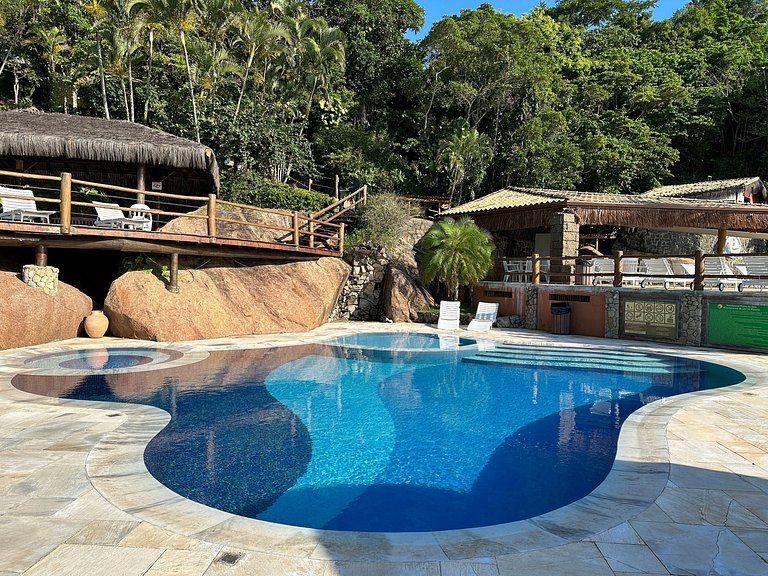 Um paraíso, com 3 terrenos, em condomínio à beira-mar na Pon