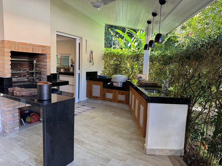 Casa em condomínio, piscina e espaço gourmet