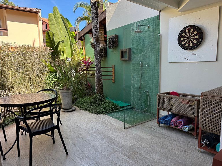 Casa em condomínio, piscina e espaço gourmet