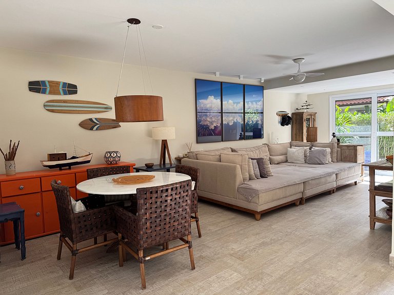 Casa em condomínio, piscina e espaço gourmet