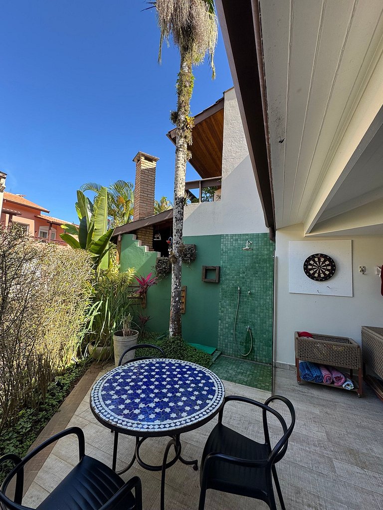 Casa em condomínio, piscina e espaço gourmet