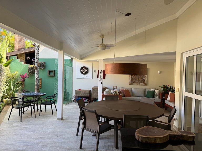 Casa em condomínio, piscina e espaço gourmet