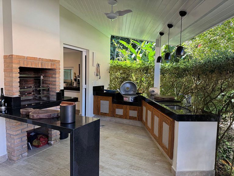 Casa em condomínio, piscina e espaço gourmet