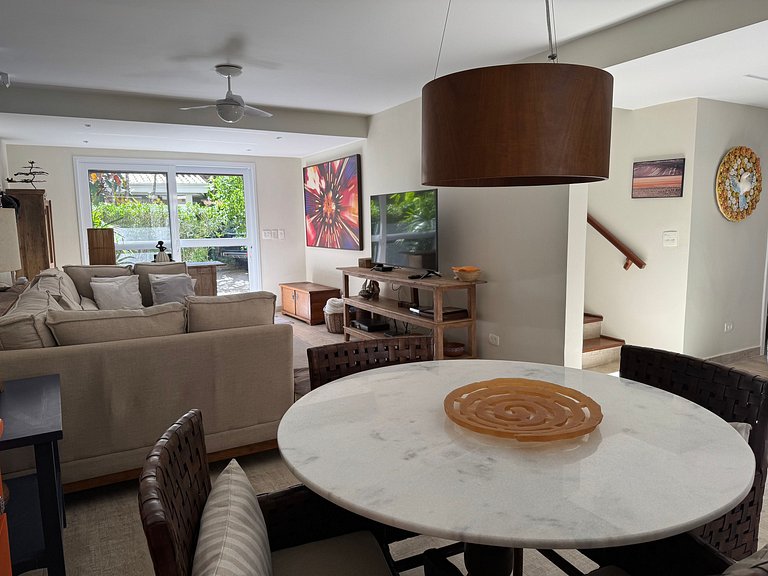 Casa em condomínio, piscina e espaço gourmet